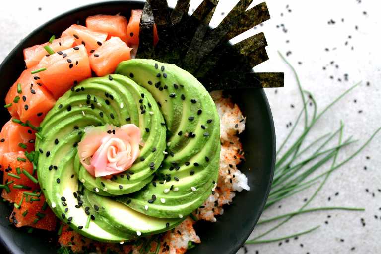sushi-bowl-salmon-avocado-nori